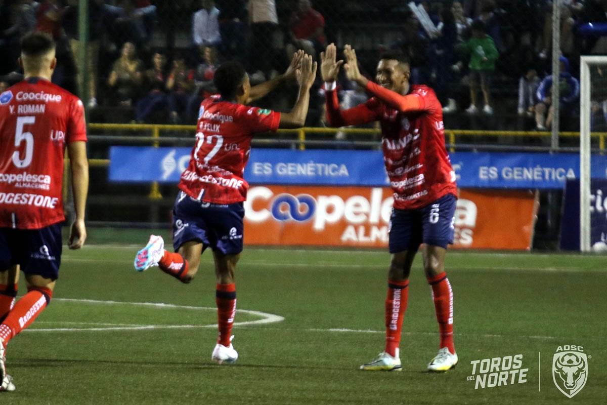 Bryan Félix celebrando su golazo contra el AD Grecia.