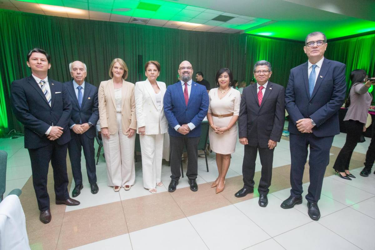 Fotos: UTH reconoce la trayectoria de Juan Bendeck con doctorado honorífico