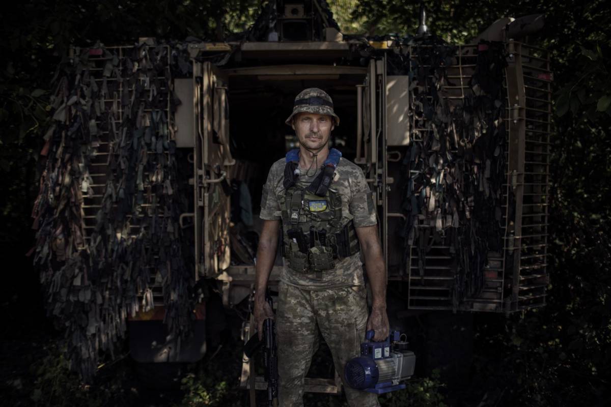 El ejército invisible de Ucrania: los mecánicos que mantienen los tanques en funcionamiento