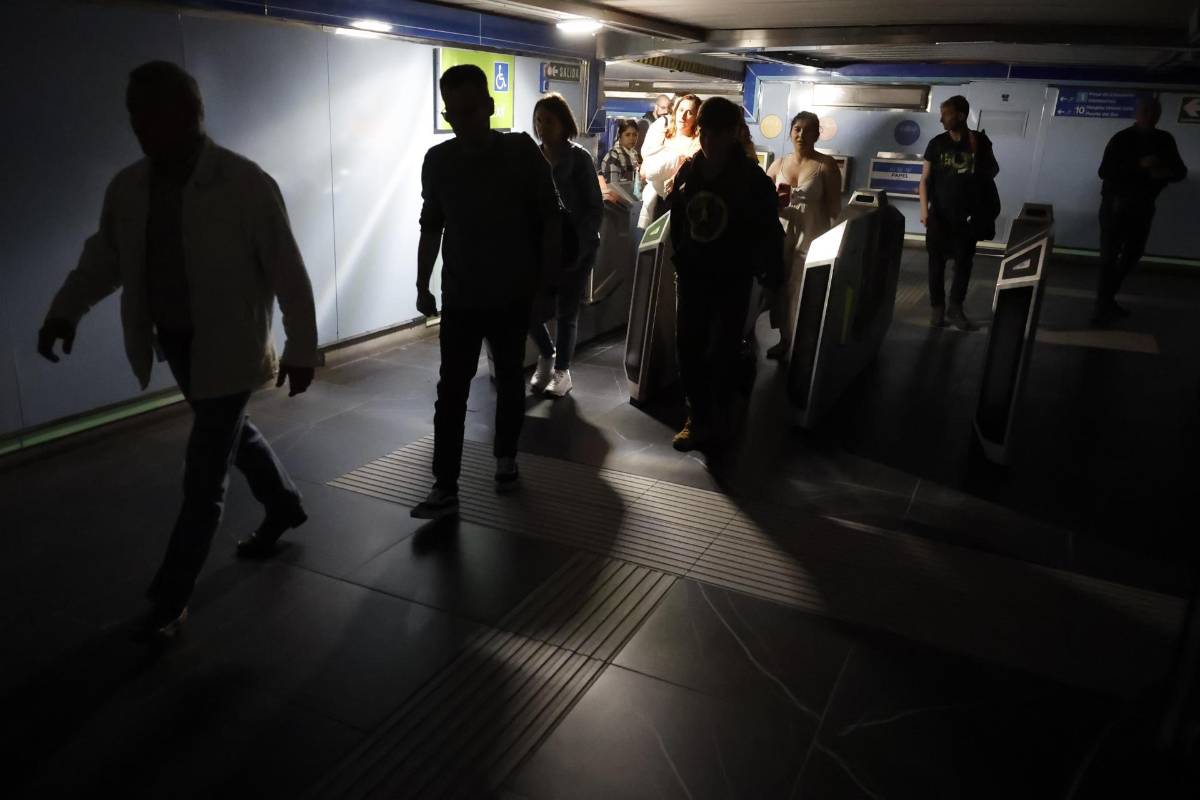 España a oscuras: imágenes del gran apagón en Madrid y Barcelona