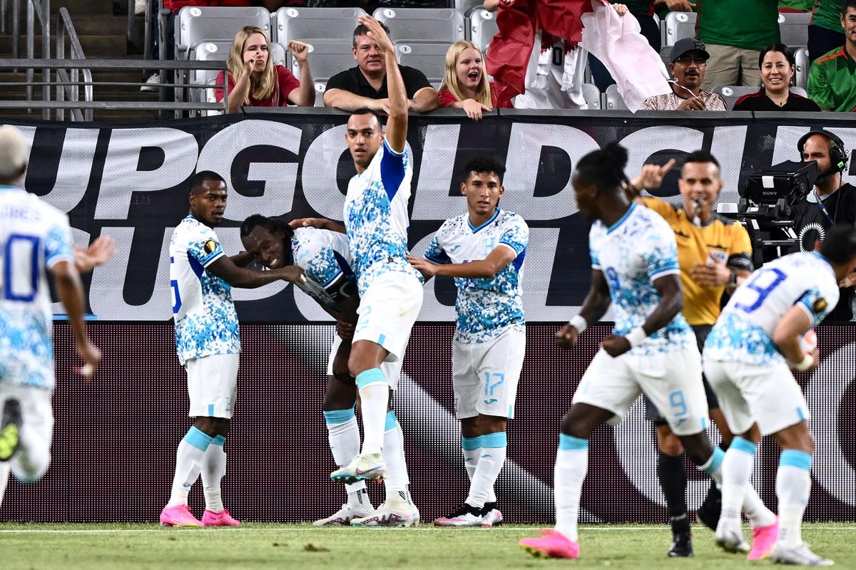 Los jugadores hondureños festejan el gol del empate y a su vez piden asistencia para Alberth Elis por la lesión que sufrió.