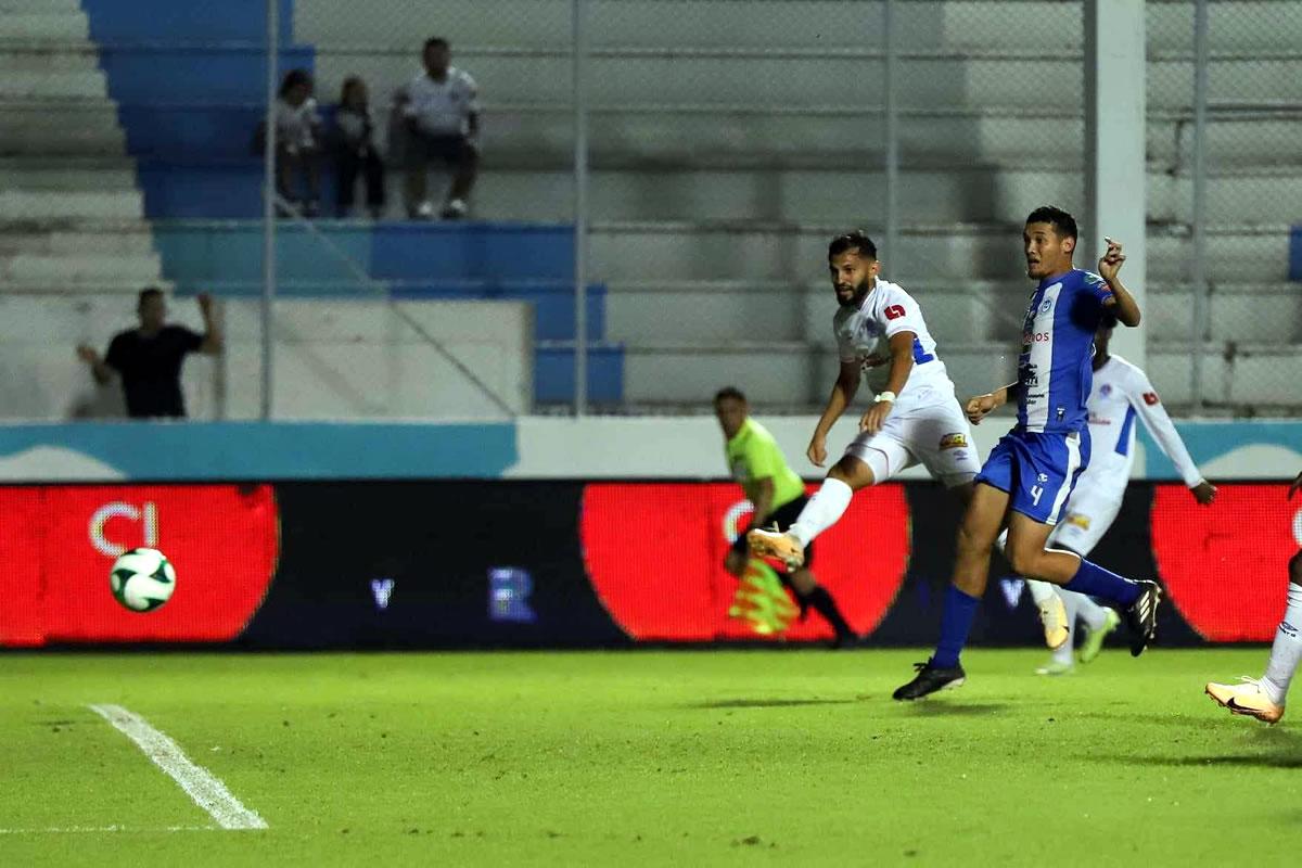 Así le pegó Jorge Álvarez para marcar su golazo que le dio el empate al Olimpia 1-1 contra el Victoria.