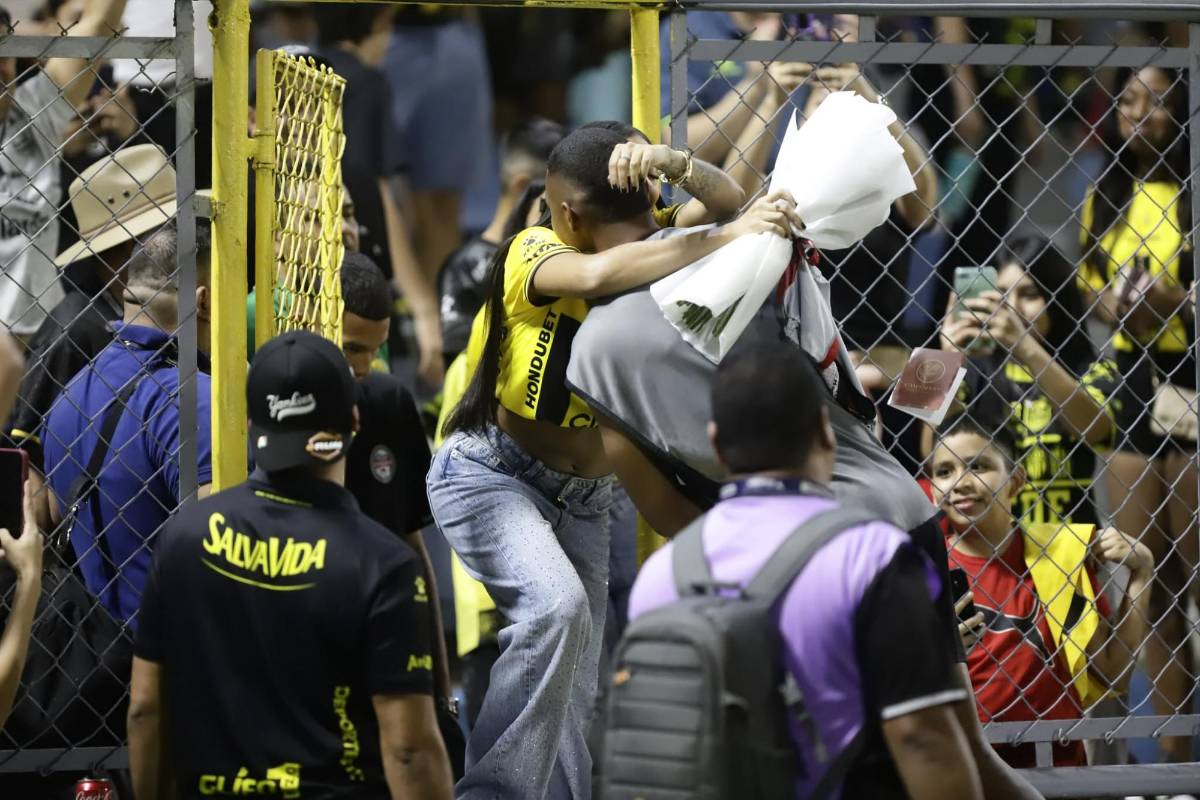 Futbolista sorprende a su bella novia, beso, fiesta del Real España y susto