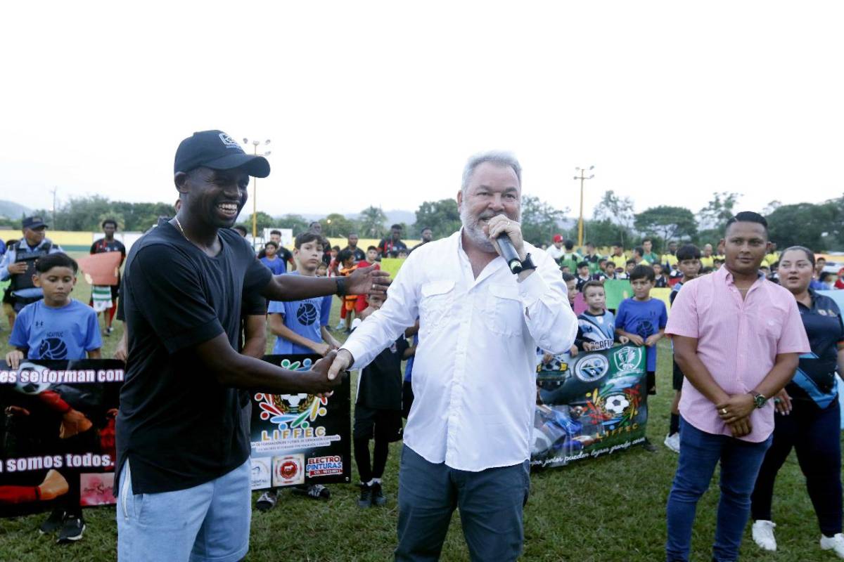 Boniek García junto al alcalde de San Pedro Sula, Roberto Contreras.