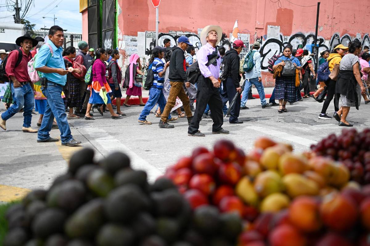 Campesinos de Guatemala protestan contra la polémica fiscal general y el alto costo de vida