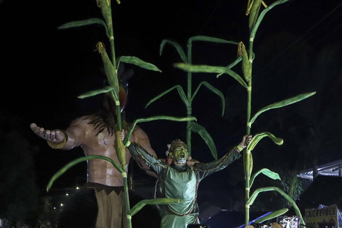 Fotografía de un artista durante la celebración del Festival de las Chimeneas Gigantes, uno de los eventos más destacados de arte y cultura popular en el país, que se realiza en el municipio de Trinidad, Santa Barbará (Honduras).
