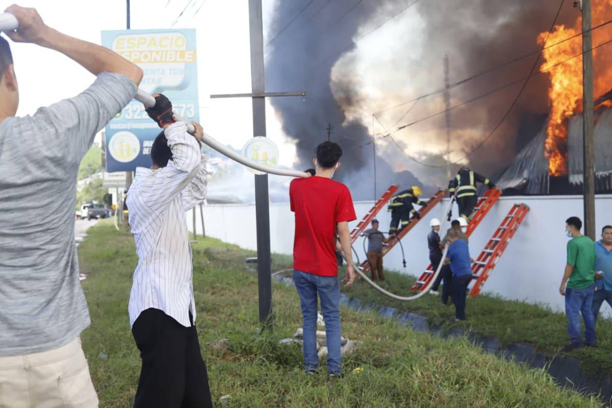 Impactantes imágenes del feroz incendio que arrasó con empresa en Choloma