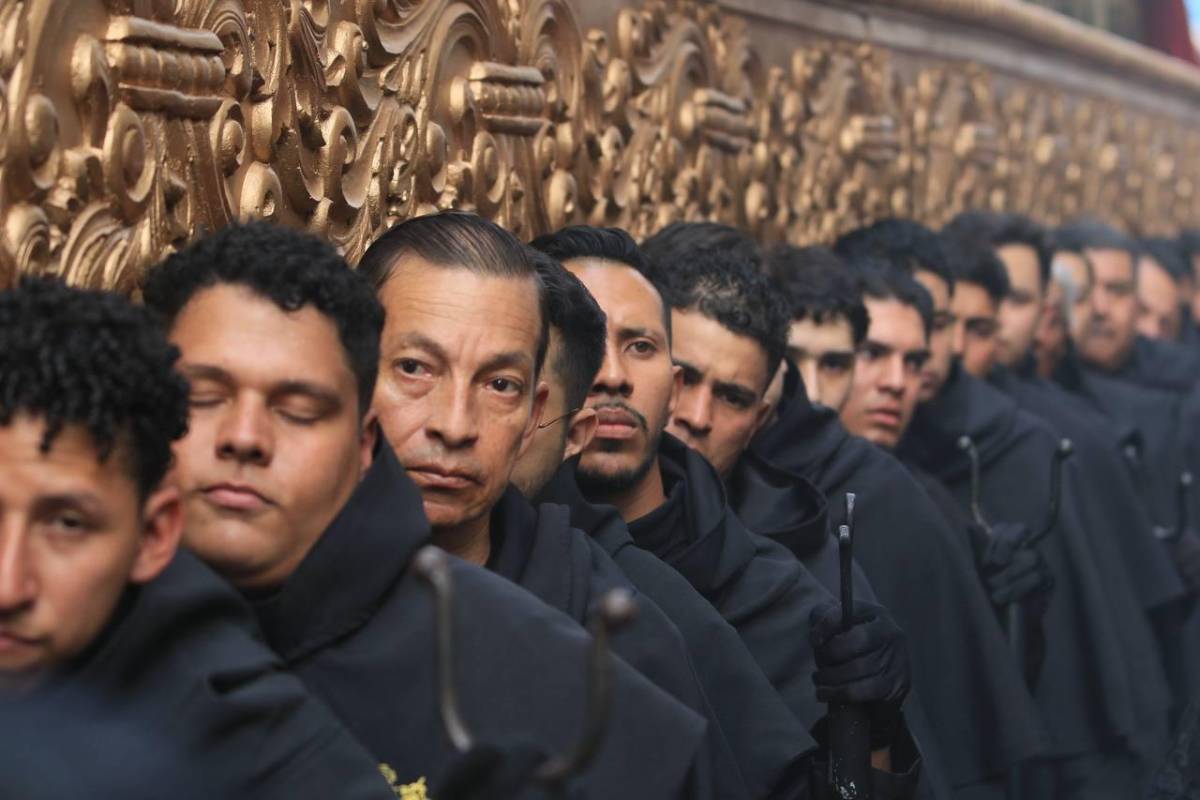 Santo Entierro: entre silencio y fe, fieles acompañan el cuerpo de Jesús