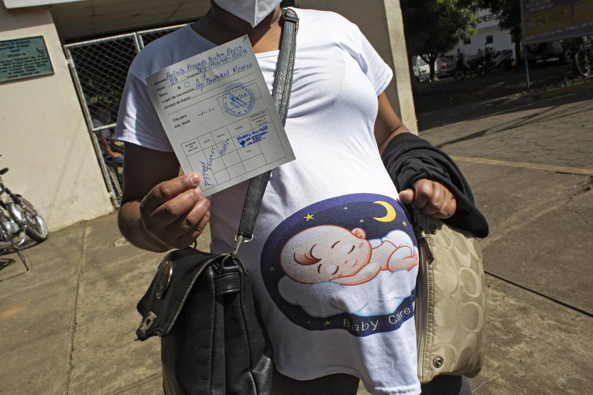 Embarazadas dependen más de la segunda vacuna para lograr inmunidad total