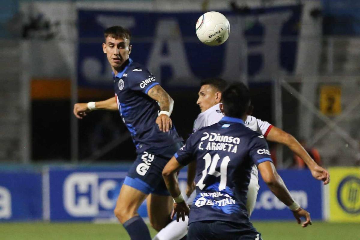 Rodrigo Auzmendi hizo su debut con Motagua al reemplazar en el segundo tiempo a Agustín Auzmendi.