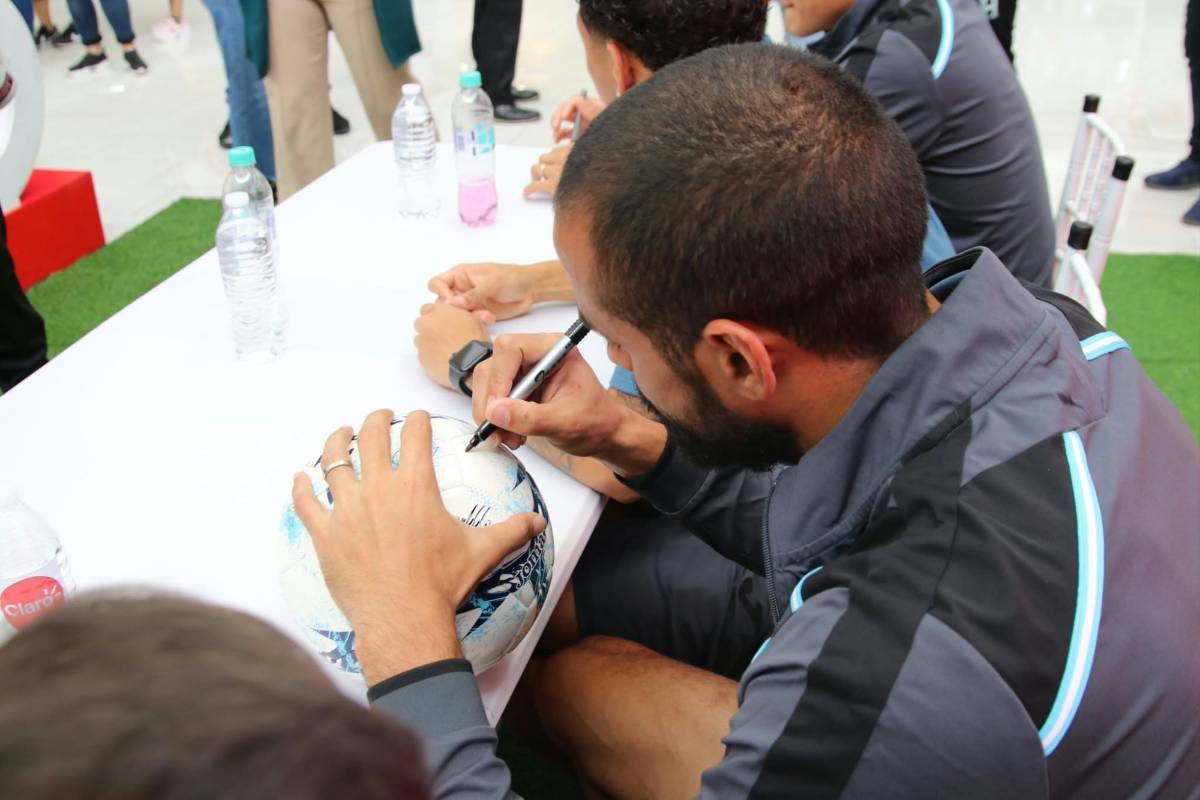 Show de Ruiz en firma de autógrafos, los seleccionados presentes y regalo
