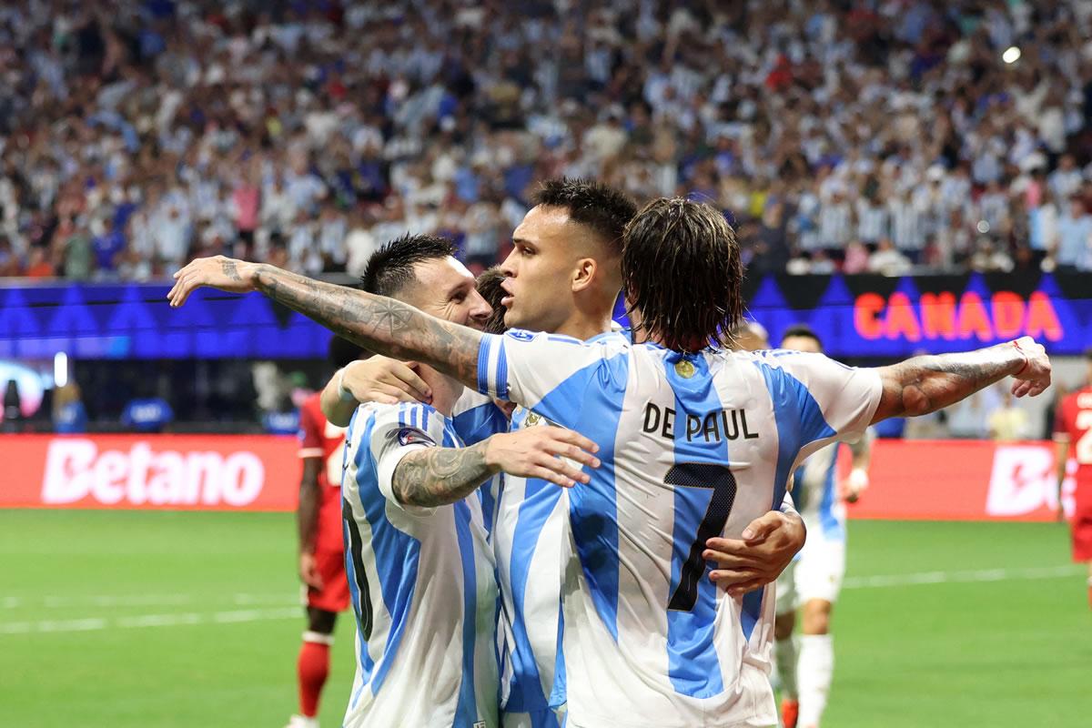 Los jugadores de Argentina festejan el gol de Lautaro Martínez.