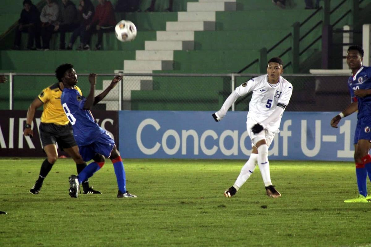 Jonathan Bueso mandando un pase largo.