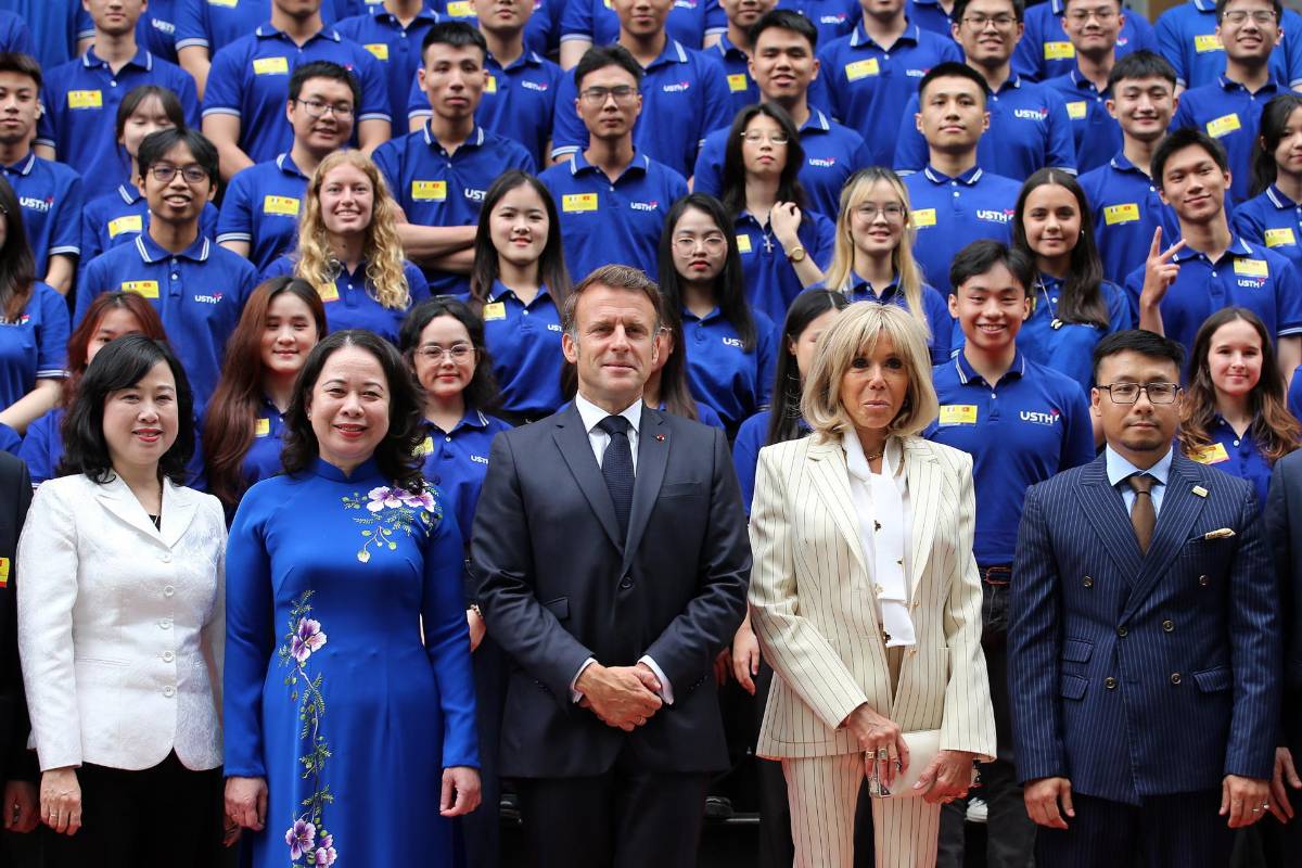 Macron y su esposa reaparecen sonrientes tras polémica por bofetada