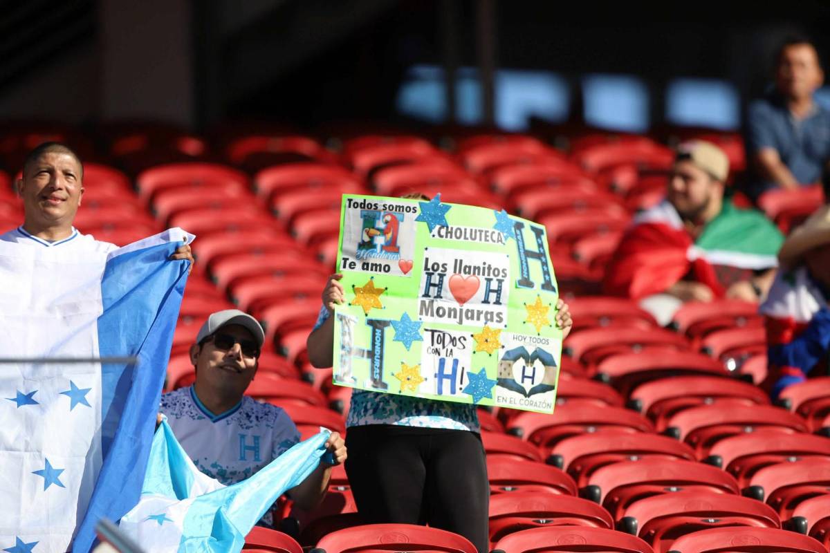 La Megan Fox catracha cautiva y lindas chicas en México vs Honduras