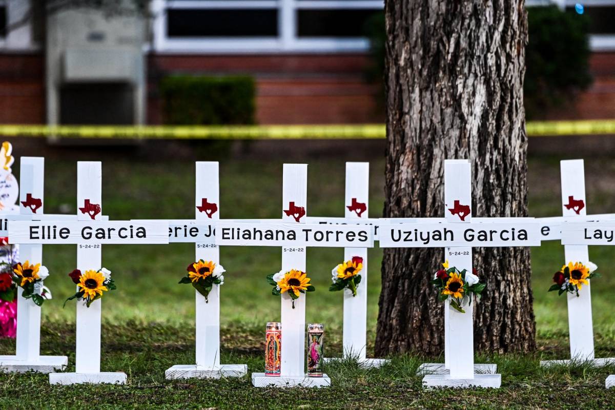 Un memorial con los nombres de los niños fallecidos fue colocado en las afueras de la escuela.