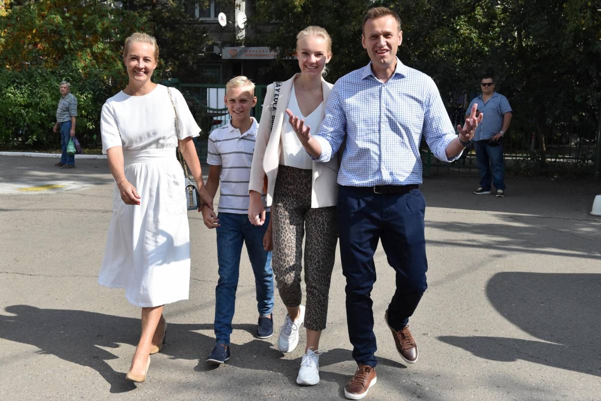El opositor ruso, Navalny junto a sus hijos Daria, Zakhar y su esposa Yulia en una imagen de 2019, antes de su arresto.