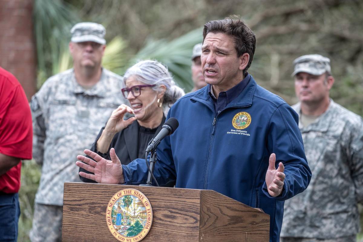 El gobernador de Florida, Ron DeSantis, habla en conferencia de prensa, en Perry, Florida (EE.UU.), este 30 de agosto de 2023.