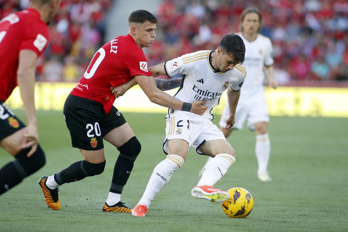 Brahim Díaz conduce el balón mientras es marcado por Giovanni Gonzalez del Mallorca.