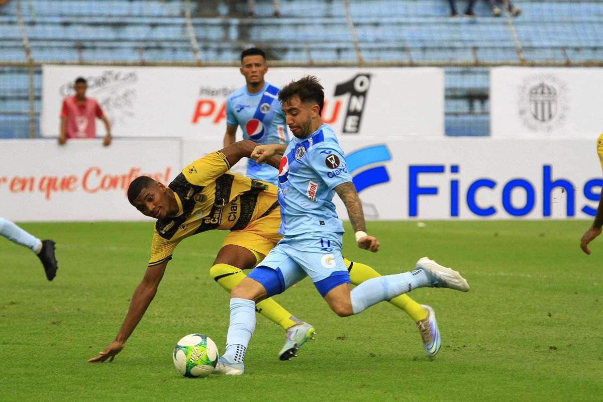 Agustín Auzmendi se quitó la marca de Anfronit Tatum y le pegó de zurda para su golazo.