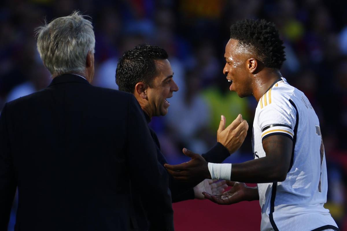 Xavi tuvo su encontronazo con Vinicius en el inicio del clásico español.