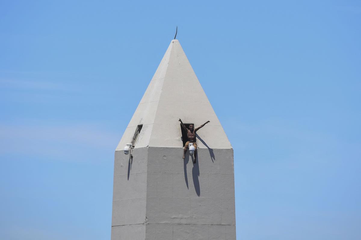 Algunos aficionados arriesgaron su vida al subirse a la cima del Obelisco.