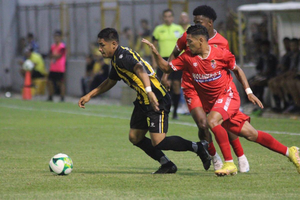 Marco Aceituno, delantero de la Sub-20 de Honduras, estuvo en la zona ofensiva de la máquina.