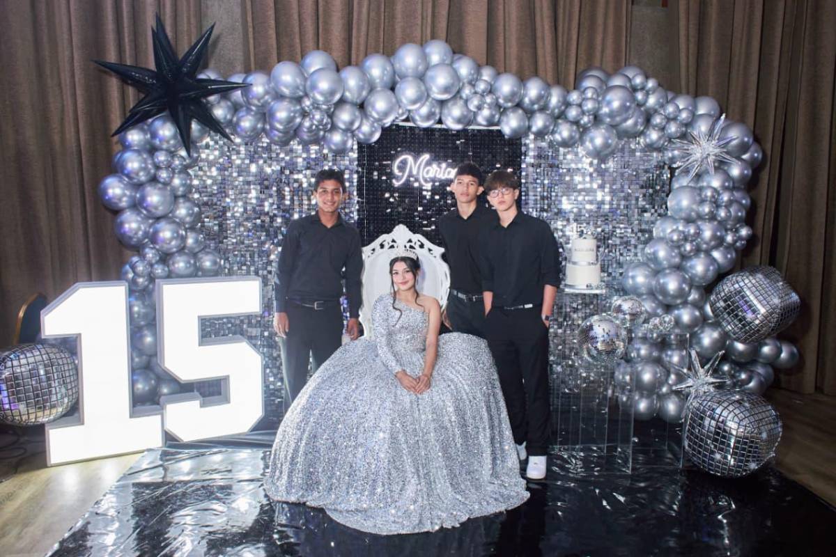 Mariana Lara festeja sus quince años con inolvidable fiesta con temática disco