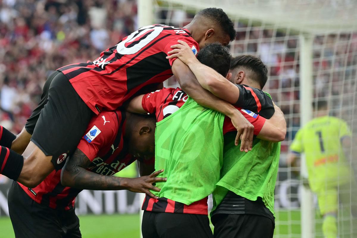 Jugadores del AC Milan celebrando el gol de Rafael Leao.