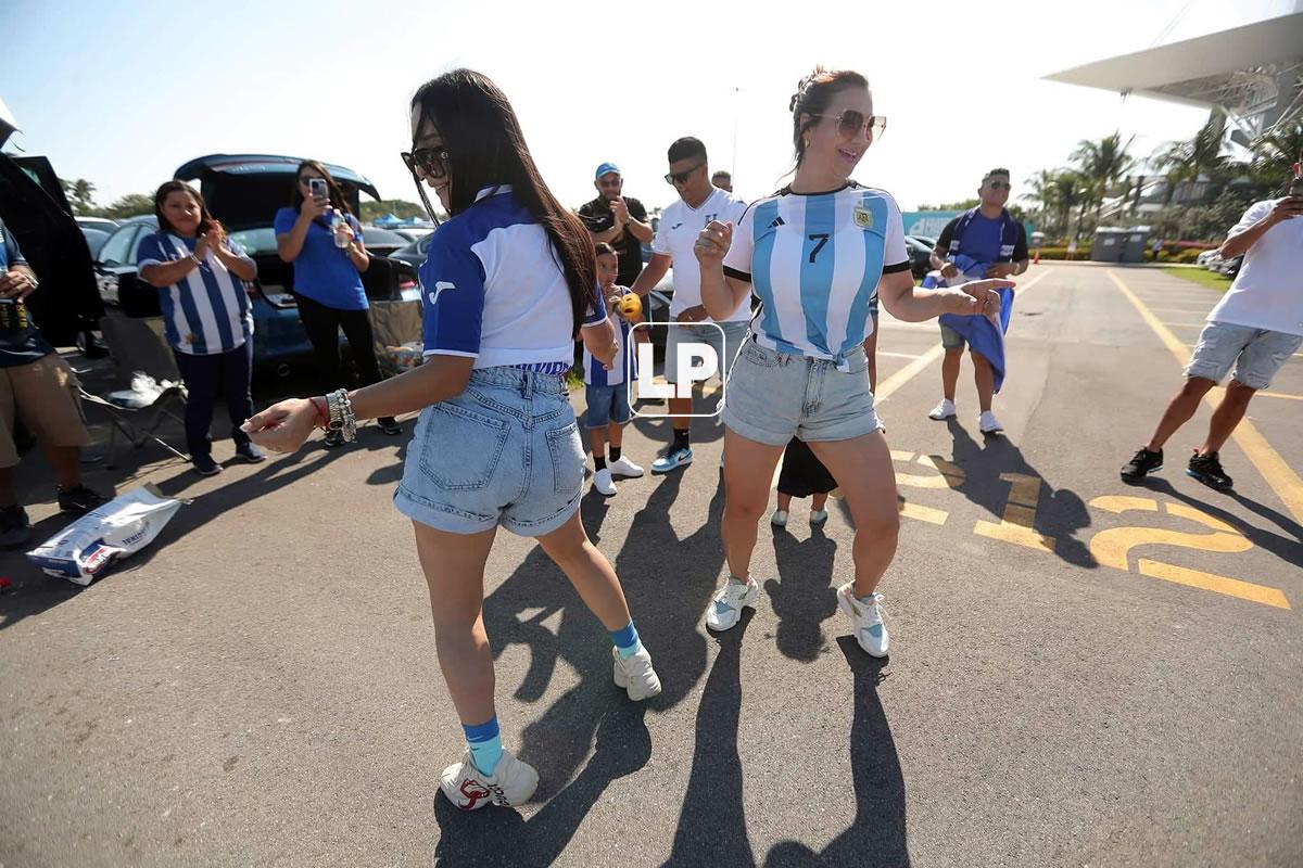La aficionada argentina se animó a bailar punta con la hondureña.