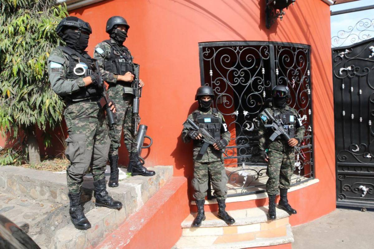 Con perros y ariete rompepuertas: así fue el allanamiento en casa de Romeo Vásquez