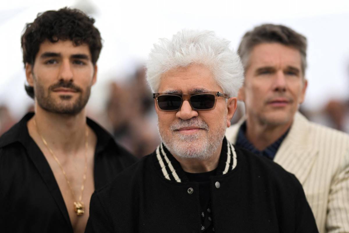 Almodóvar deja a Cannes con hambre con su corto wéstern y gay