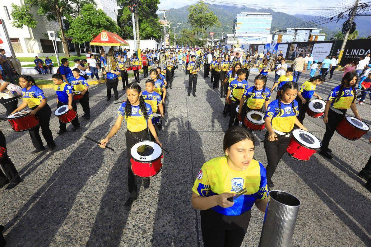 Civismo y amor por Honduras en desfile de escuelas en San Pedro Sula