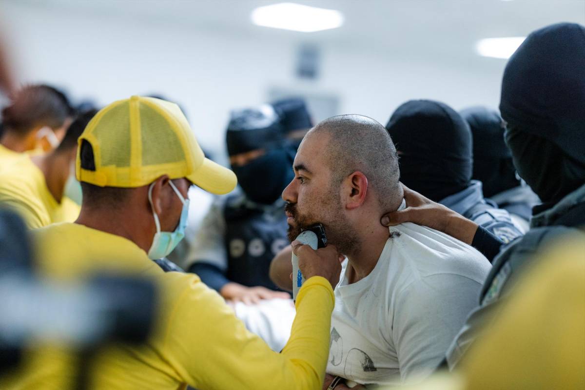 Las imágenes de la llegada de un nuevo grupo de supuestos pandilleros a la megacárcel