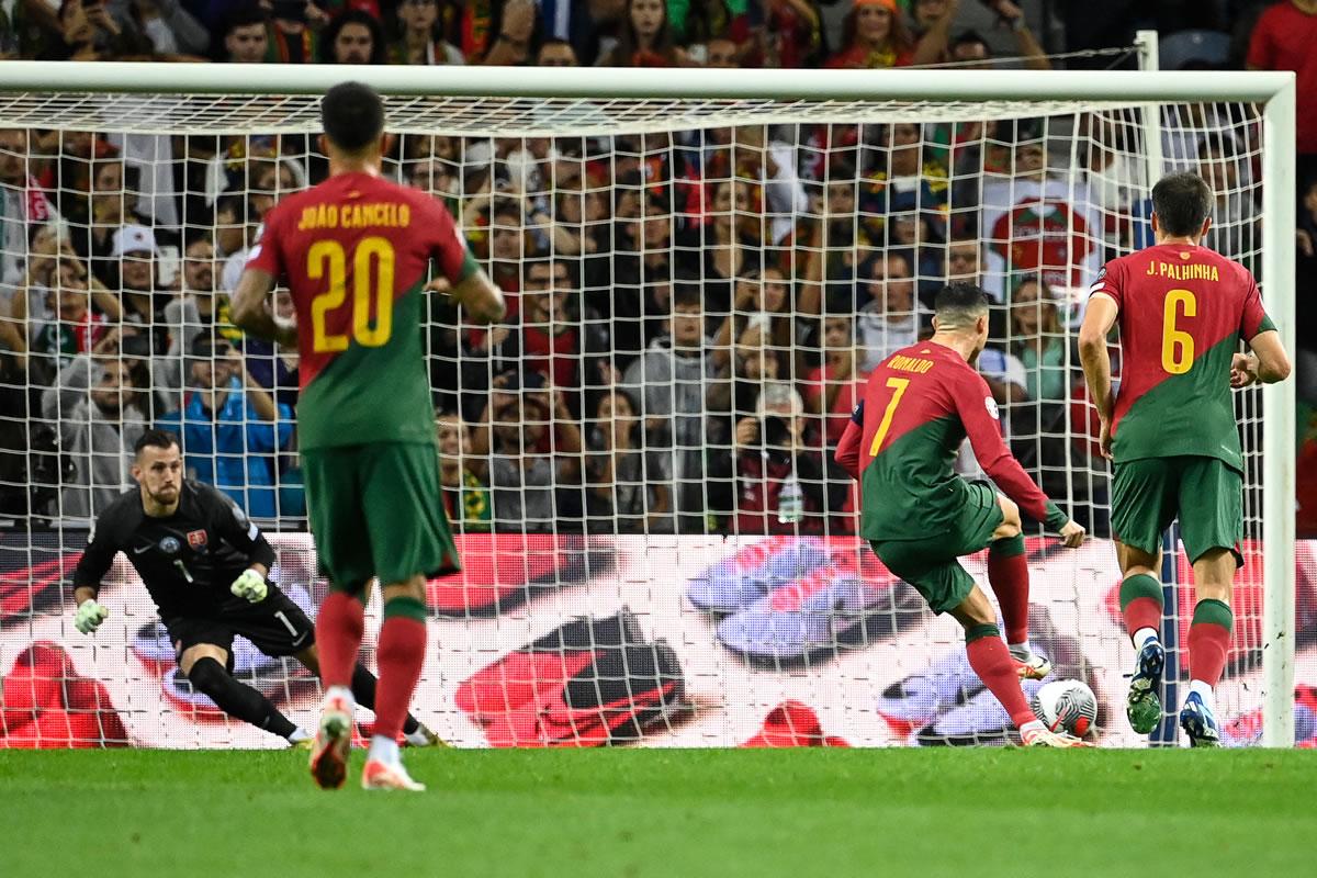 Cristiano Ronaldo lanzando el penal para su primer gol del partido ante Eslovaquia.