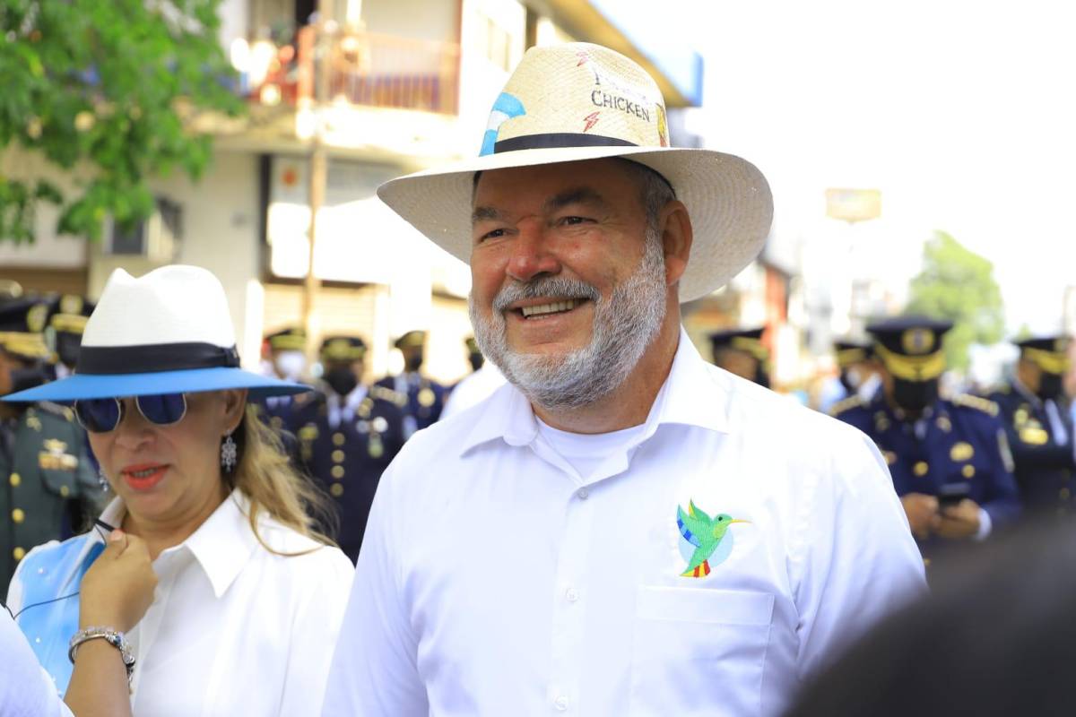 Alcalde Roberto Contreras encabezando los desfiles.
