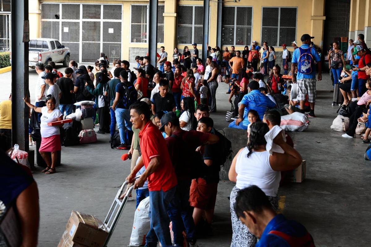 Autobuses a máxima capacidad por masiva salida de viajeros en Semana Santa