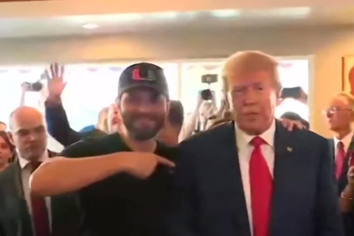Un fanático de Trump se tomó una foto con el expresidente de Estados Unidos.
