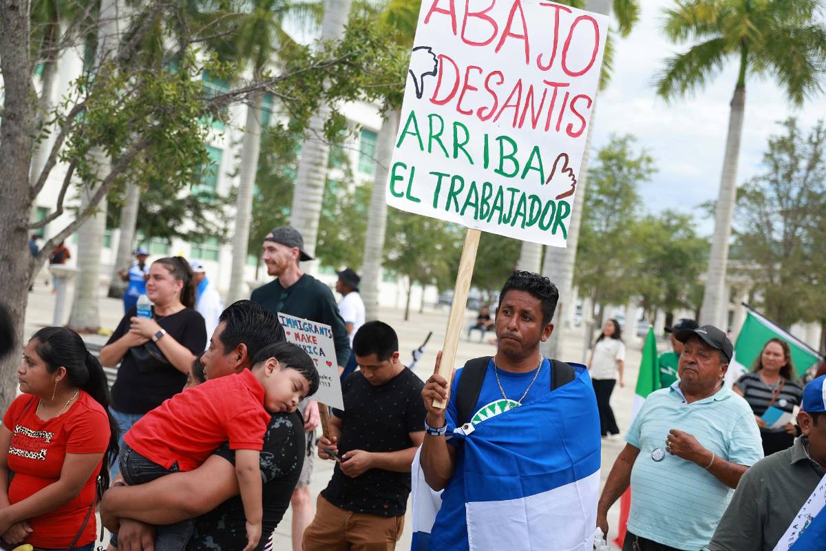 La gente se une para una manifestación de ‘Libertad para todos’ el 1 de julio de 2023 en Homestead, Florida.