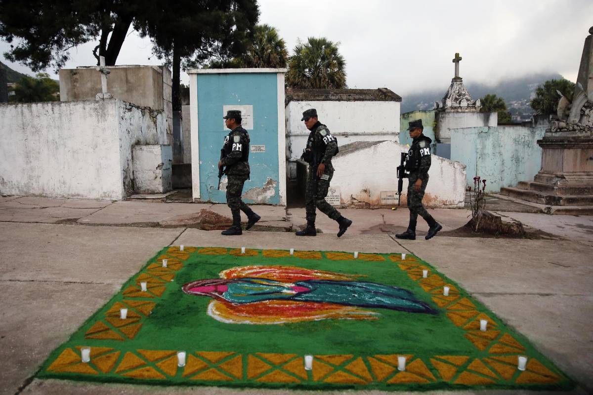 Militares hondureños caminan en el Cementerio General, en el marco de Día de Muertos, este sábado de la ciudad de Comayagüela.