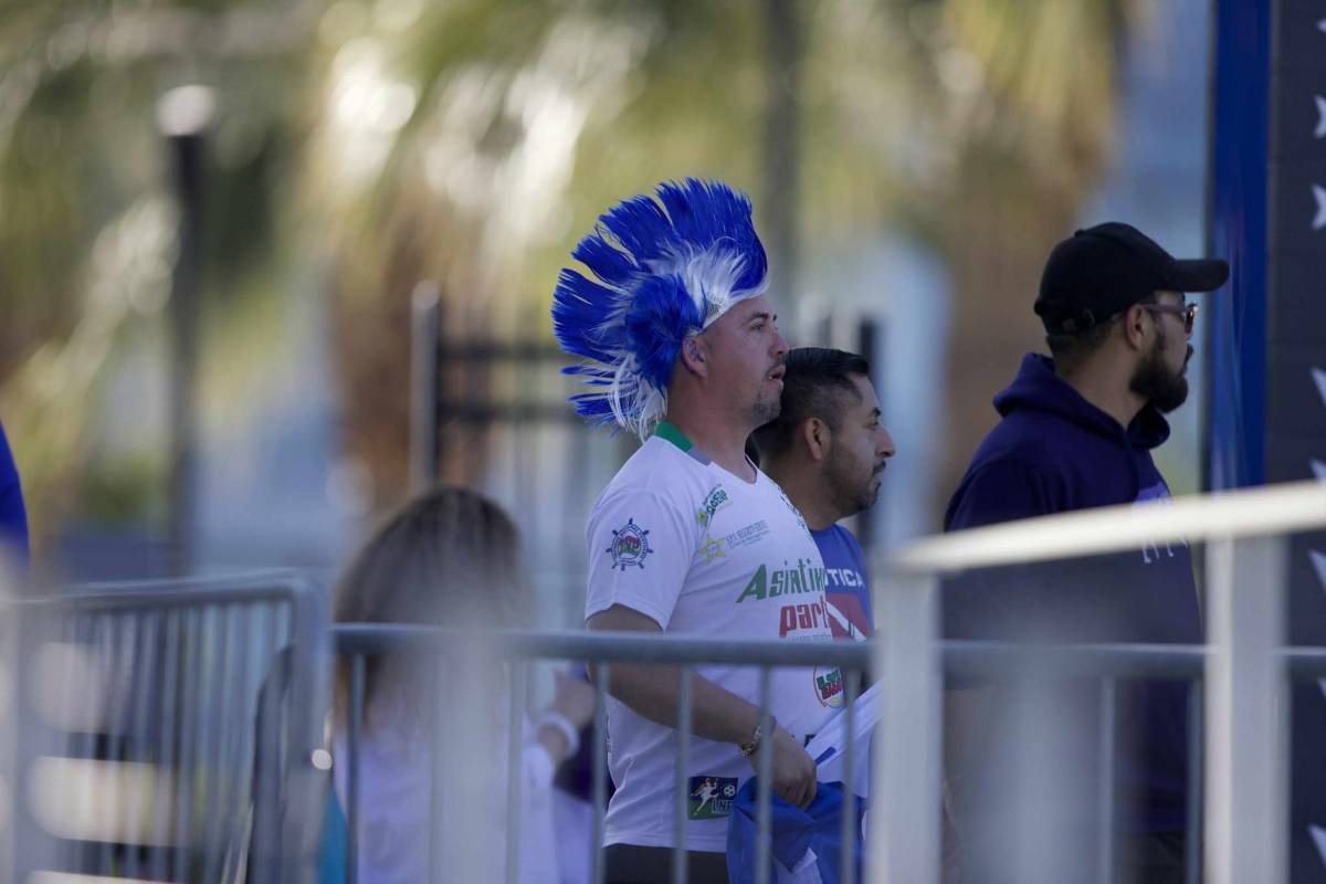 La 'chelita' que enamoró, ambiente y lindas chicas para el Honduras-Curazao