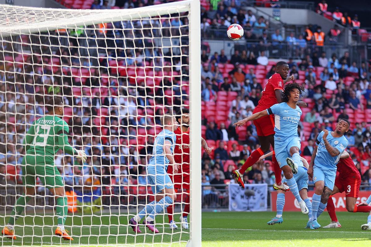 Ibrahima Konaté abrió la cuenta con este cabezazo. Suma tres goles en tres partidos con el Liverpool.