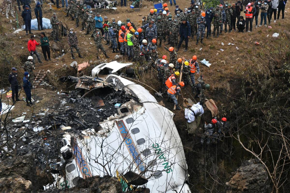 Copiloto del avión siniestrado en Nepal perdió a su esposo en accidente de la misma aerolínea