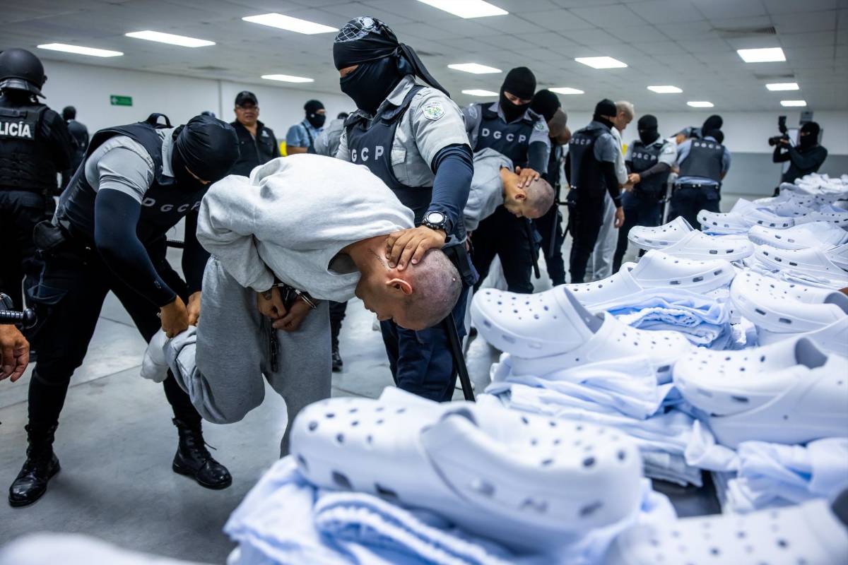 Las imágenes de la llegada de un nuevo grupo de supuestos pandilleros a la megacárcel