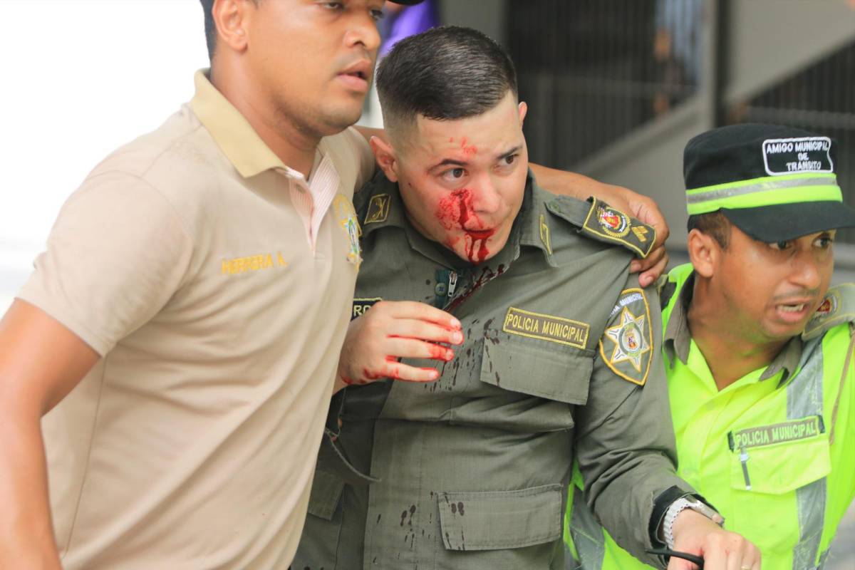 El alcalde reveló que hay tres policía golpeados.