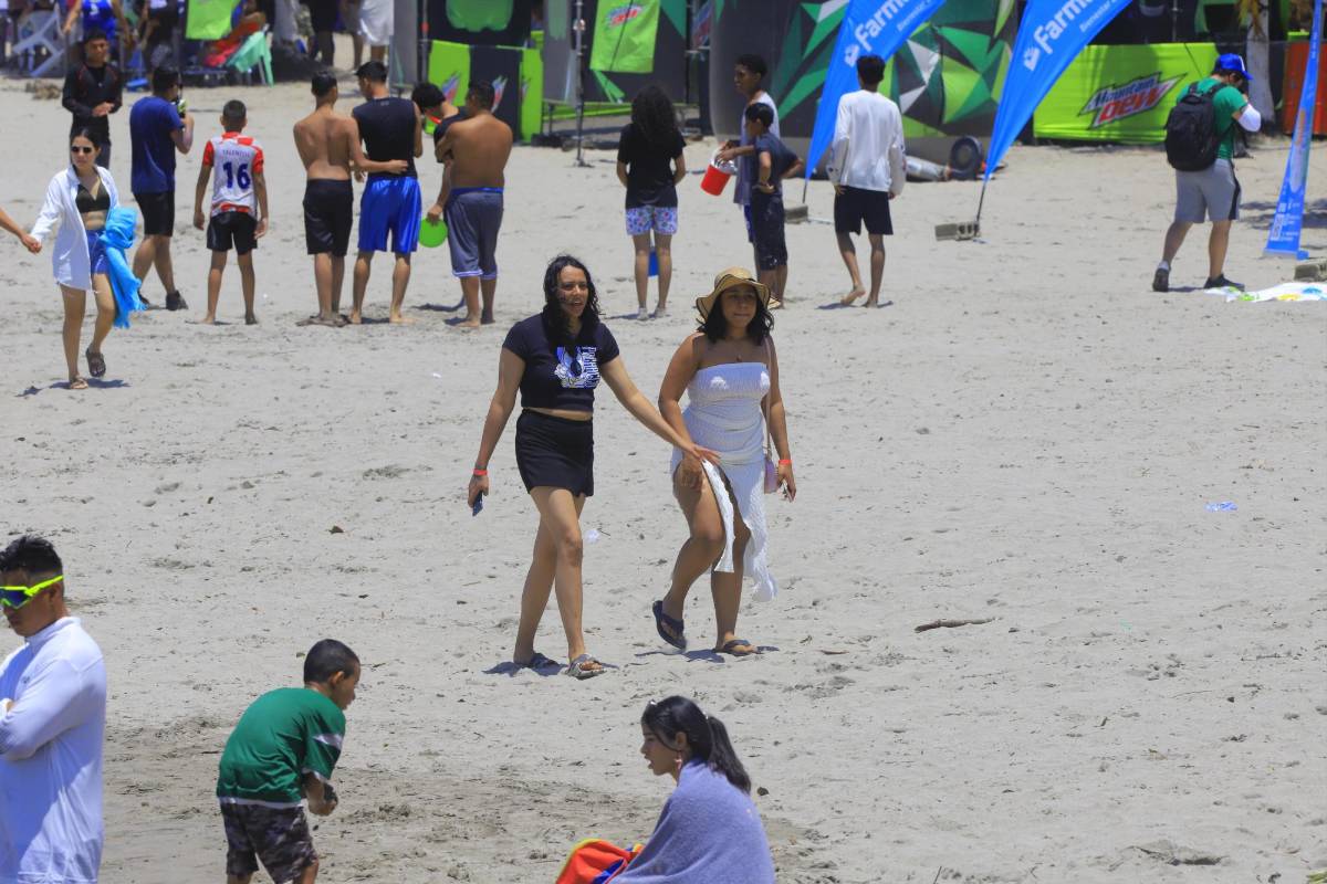 Turistas hondureños abarrotan las playas de Tela, Atlántida