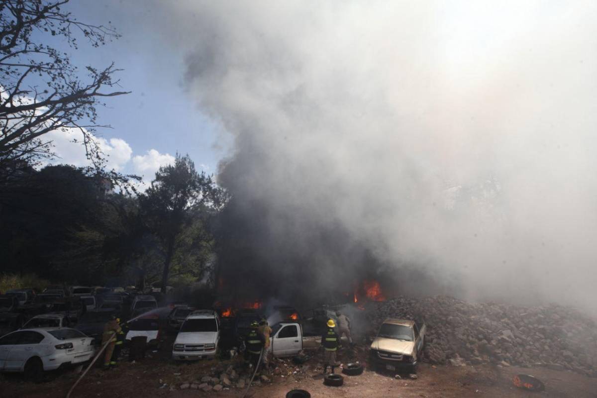 Más de 40 carros decomisados son consumidos por incendio en Tegucigalpa