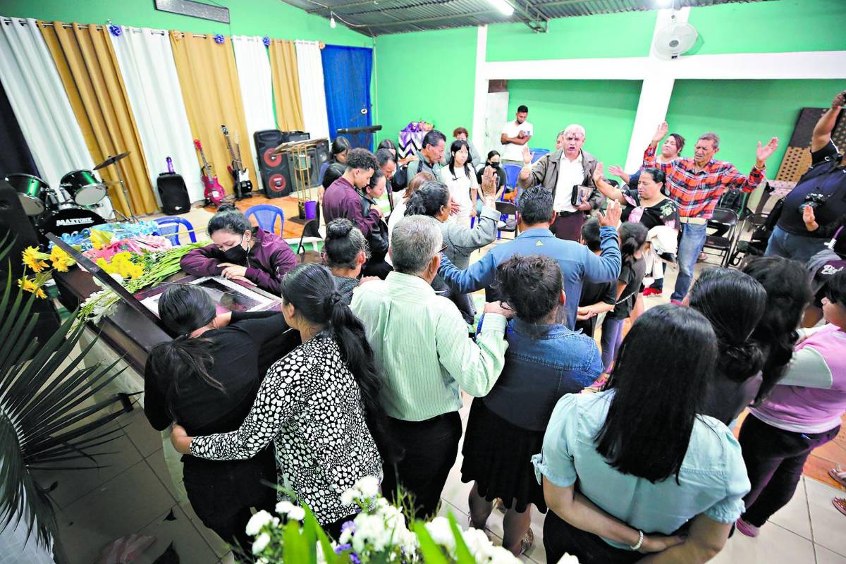 Doloroso último adiós dan a víctimas de accidente en Olancho