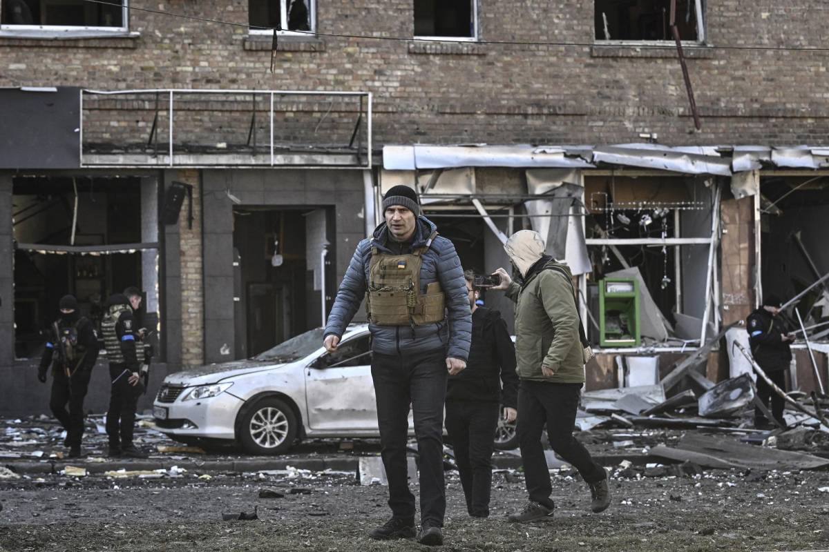 El alcalde de Kiev, Vitali Klitschko, recorre un edificio bombardeado por los rusos.