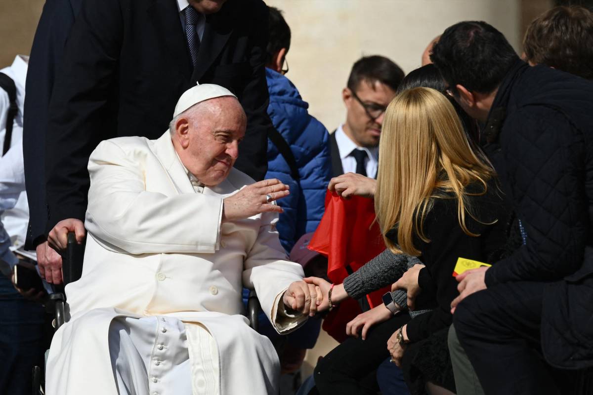 El Papa saluda a varios fieles tras su audiencia general en la plaza de<b> </b>San Pedro este miércoles.